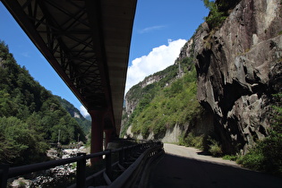 zwischen Varzo und Auffahrt "Varzo nord", darüber die "Strada statale 33 del Sempione"