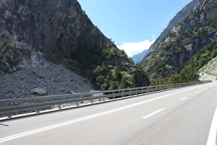 Gondoschlucht, Blick schluchtaufwärts auf einen Teil der Sperrstelle Gondo, …