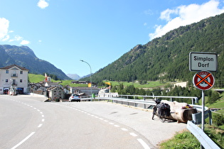 in Simplon Dorf, Blick talaufwärts, entfernt am Horizont das Tochuhorn …