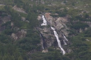 Zoom auf den Wasserfall darunter …