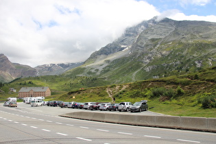 … Blick zum Hospiz, darüber der Chaltwassergletscher, rechts das Hübschhorn …