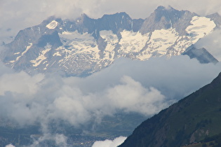 Zoom auf v. l. n. r.: Breitlauihorn, Breithorn und Nesthorn sowie Naters im Rhonetal