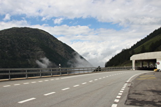 … und Blick bergab auf die nächste lange Galerie