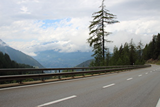 weiter unten, Blick ins Rhonetal talabwärts auf Mund und Birgisch am Hang