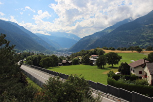 bei Ried-Brig, Blick über die Neue Simplonstrasse ins Rhonetal talabwärts, …