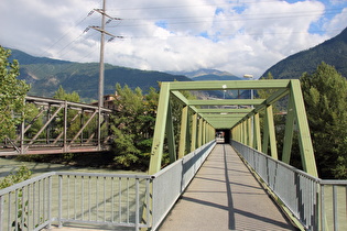 Blick über die überquerte Rhonebrücke auf Brig