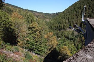 Okertalsperre, Blick von der Hauptstaumauer talabwärts …