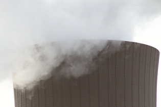 aus einem Naturzug-Nasskühlturm austretende Dampfschwaden