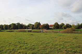 … und Blick auf Grohnde mit der Weserfähre