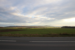 … und Blick nach Süden zum Benther Berg