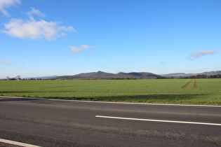 … und Blick zum Burgberg, am Horizont der Köterberg