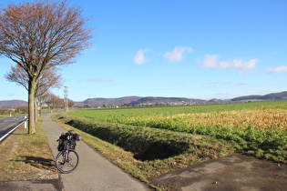 … und Blick über Stadtoldendorf auf die Homburger Berge