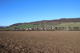 zwischen Arholsen und Lobach, Blick auf Lobach und den Burgberg