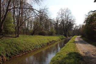 der Flussgraben am Ostrand von Langenhagen, Blick flussaufwärts …