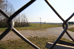 … und Blick nach Süden auf Einrichtungen des Flughafens