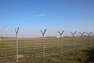 nordwestlich des Flughafen Hannover-Langenhagen – der Charme von Bandstacheldraht