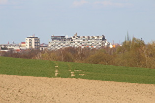 Zoom auf v. l. n. r.: Terassenhaus in Badenstedt und Bethlehemkirche