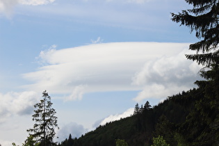 Zoom auf eine Wolke „Altocumulus lenticularis“