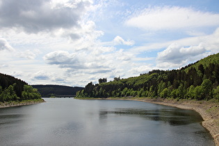 Okertalsperre, Blick von der Hauptstaumauer über den Stausee …