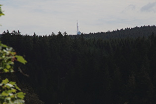 Zoom auf Sendemast und Brockenherberge auf dem Brockengipfel