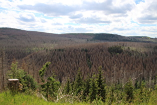 B4 zwischen Oderbrück und Königskrug, Blick nach Westen auf v. l. n. r.: Rehberg, Kleinen Sonnenberg und Großen Sonnenberg, …