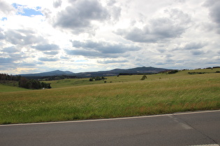 … und Blick auf den Hochharz mit Wurmberg und Brocken