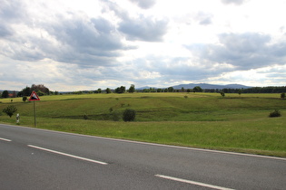 … und Blick nach Westen auf den Hochharz mit Wurmberg und Brocken