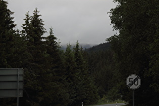 Zoom Richtung Brocken in Wolken