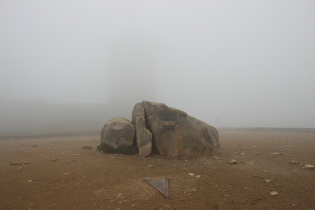 … Blick über den Gipfelstein nach Norden, …