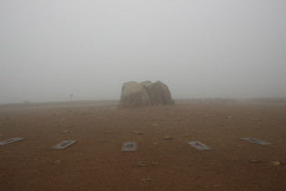 … Blick über den Gipfelstein nach Westen, …