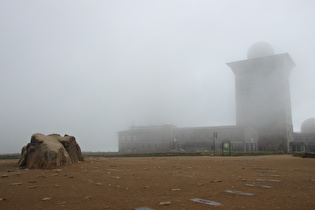 … und Blick über den Gipfelstein nach Nordwesten in einem lichteren Moment