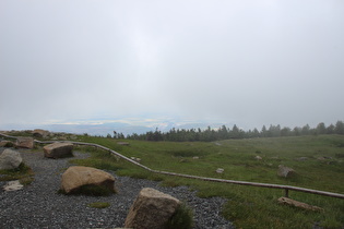 knapp unterhalb des Gipfels Blick über Ilsenburg nach Nordosten …