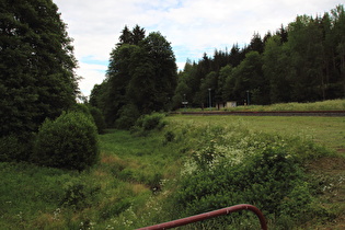 … und Blick flussabwärts zum Bahnhof