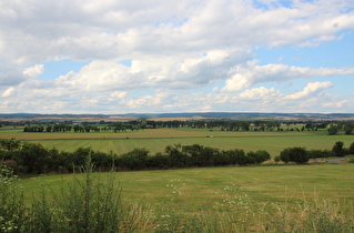 … Blick über die Goldene Aue zum Südharz …