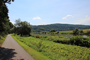 Blick vom Weserradweg auf Rühle und den Breitenstein …