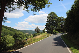 L580 zwischen Rühle und Passhöhe, Blick über die unterste Kurve zum Ebersnacken