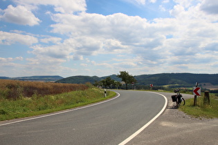 „Dach der Tour“: L580, namenloser Pass; Blick auf Holzberg und Burgberg, …