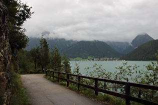 Blick vom Radweg auf Pertisau …