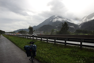 Inn-Radweg, Inntal Autobahn und Unterinntalbahn direkt nebeneinander