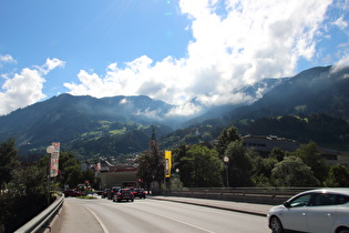 Blick von der Innbrücke im Verlauf der Bahnhofstraße auf Schwaz, …