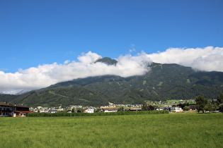 Westrand von Schwaz, Blick über Vomp auf Fiechter Spitze und Hirschkopf