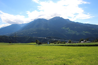 Südrand von Patsch, Blick über das Wipptal auf die Ostflanke der Stubaier Alpen, …