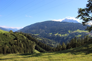 südlich von Patsch, Blick über das Wipptal zum Serles …