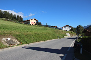 ein Stein der alten Straße in Walzn am Straßenrand