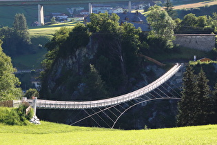 Zoom auf die Hängebrücke und das Schloss dahinter