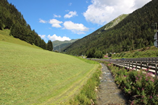 Eisack, Brennerradweg, Brennerstaatsstraße, Brennerbahn und Brennerautobahn südlich der Passhöhe