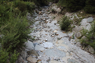 ein trocken gefallener Sturzbach, Blick flussaufwärts …