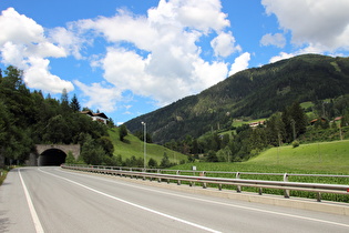 zwischen Gossensaß und Sterzing, Blick talaufwärts …