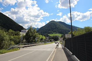 Blick auf das untere Ende der Jaufenpassstraße in Gasteig