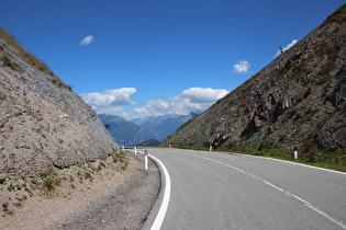 Blick von der Passhöhe nach Osten …